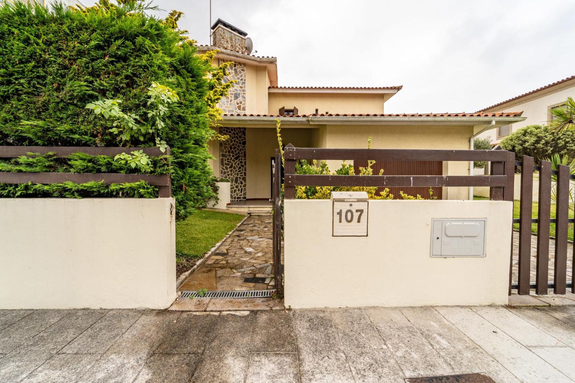 Amorosa Villa, 500M From The Beach By House And People Екстериор снимка