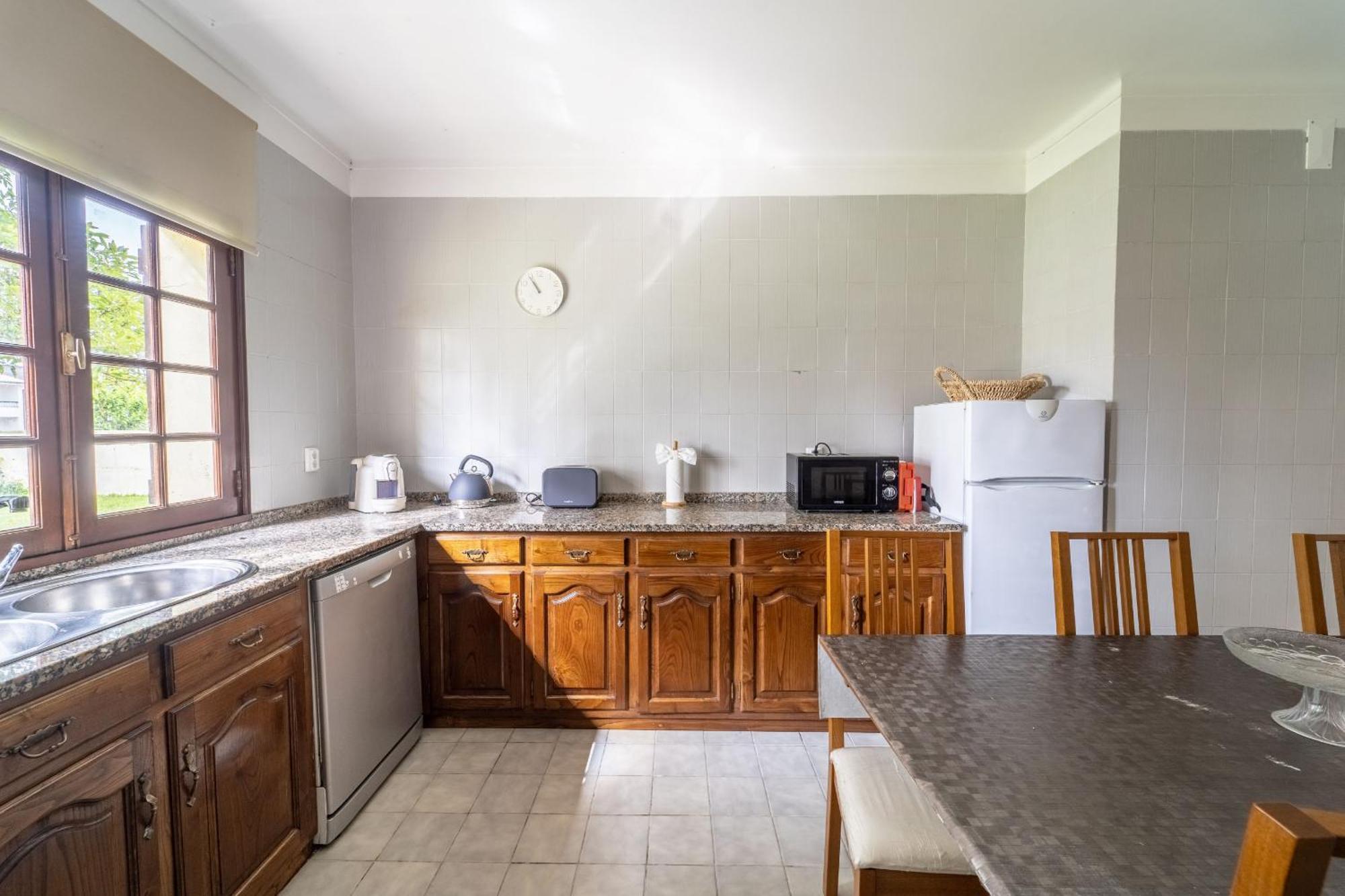 Amorosa Villa, 500M From The Beach By House And People Екстериор снимка