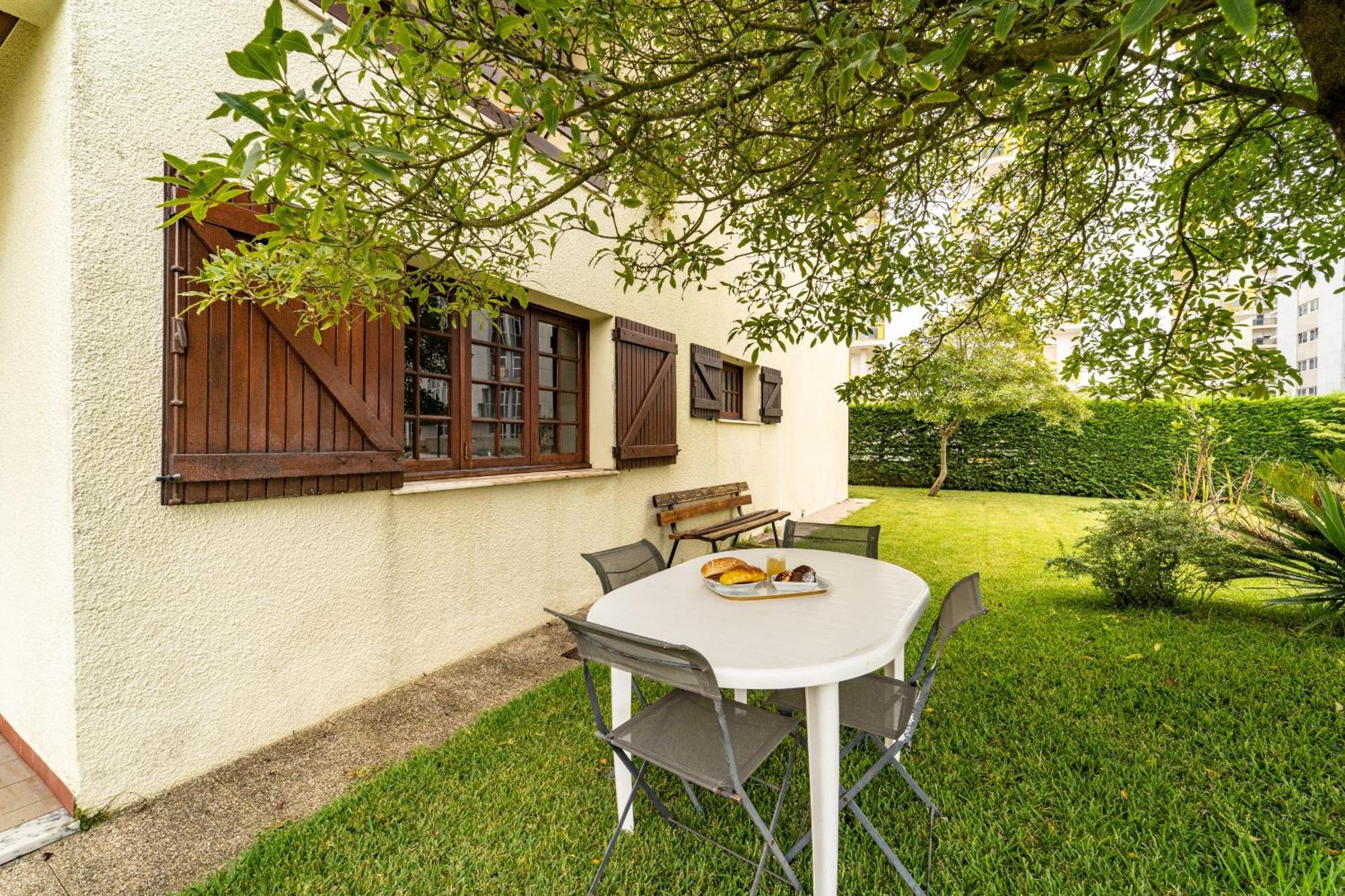 Amorosa Villa, 500M From The Beach By House And People Екстериор снимка
